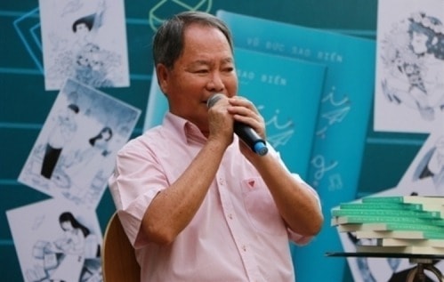 Vũ Đức Sao Biển giao lưu cùng độc giả trong buổi giới thiệu sách tháng 4-2018, khi ông đang bị ung thư vòm họng. Ảnh: PLO.