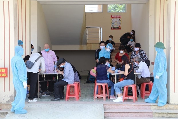 Các công dân thực hiện khai báo y tế tại một khu cách ly tập trung. (Ảnh: Đức Phương/TTXVN)