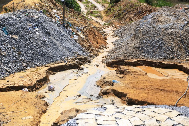 Tình trạng khai thác trái phép ở bãi 38 xã Phước Hòa gây ô nhiễm môi trường. Ảnh: N.T