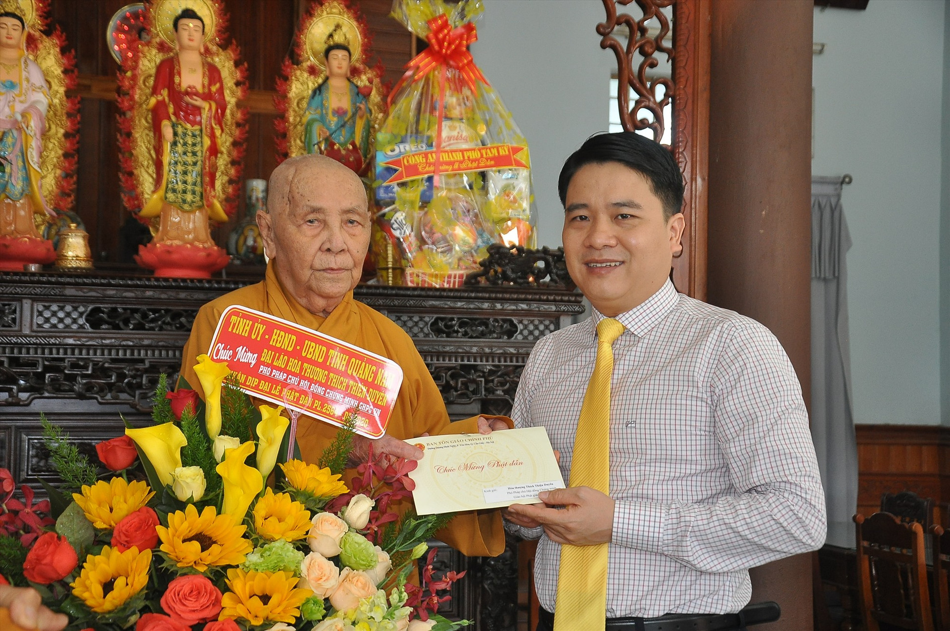 Phó Chủ tịch UBND tỉnh Trần Văn Tân tặng hoa, quà chúc mừng Hòa thượng Thích Thiện Duyên. Ảnh: VINH ANH