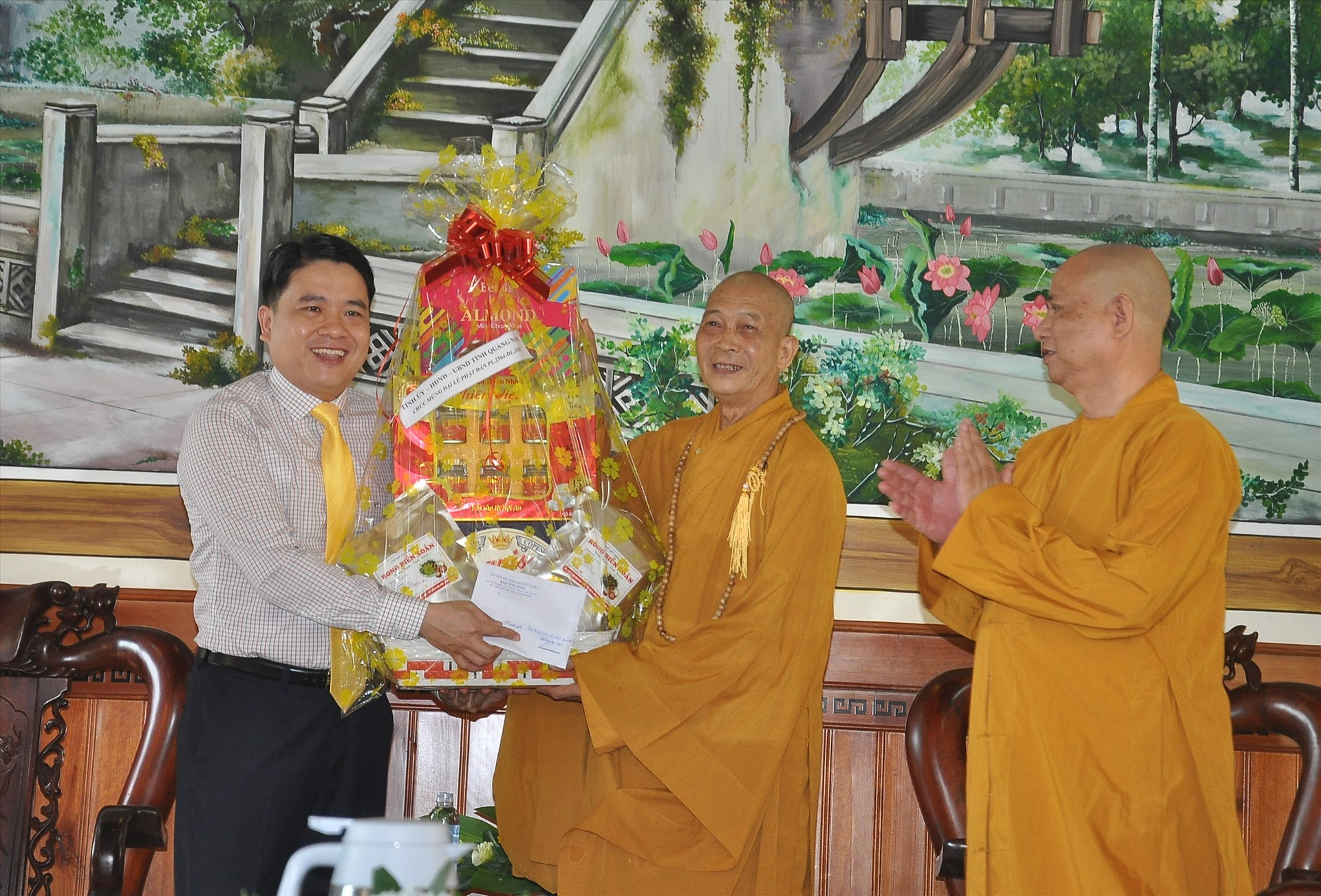Thăm, tặng quà Ban Trị sự GHPG Việt Nam tỉnh. Ảnh: VINH ANH