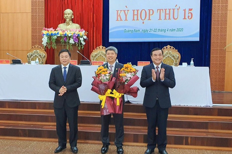 Lãnh đạo tỉnh tặng hoa chúc mừng ông Hồ Quang Bửu. Ảnh: quangnam.gov.vn