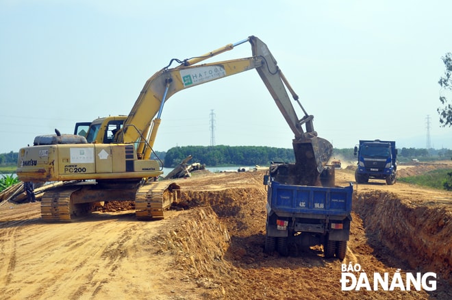 Các nhà thầu đang gấp rút thi công dự án đường ven sông Tuyên Sơn - Túy Loan. Ảnh: THÀNH LÂN