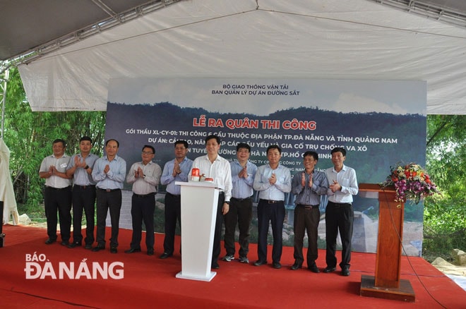 Thứ trưởng Bộ GTVT Nguyễn Ngọc Đông cùng lãnh đạo địa phương, nhà thầu phát lệnh khởi công. Ảnh: THÀNH LÂN