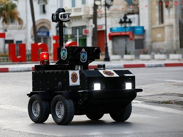 Robot đi tuần tra trên đường phố Tuynisia