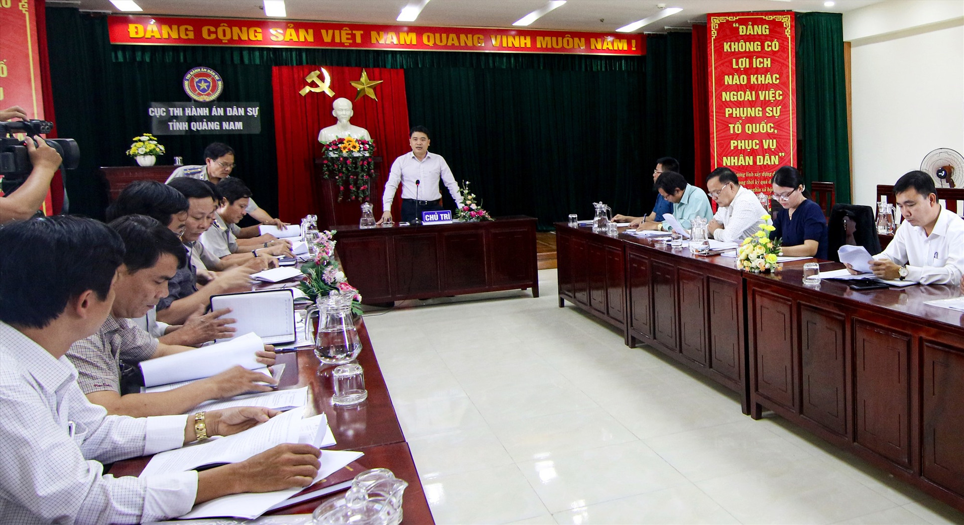 Phó Chủ tịch UBND tỉnh Trần Văn Tân đề nghị các đơn vị, địa phương tích cực phối hợp để thực hiện đảm bảo khách quan, đúng quy định trong thi hành án dân sự. Ảnh: T.C