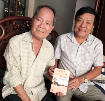 Nhạc sĩ Vũ Đức Sao Biển tặng sách cho đồng hương Quảng Nam ở TP.Hồ Chí Minh. Ảnh: N.K
