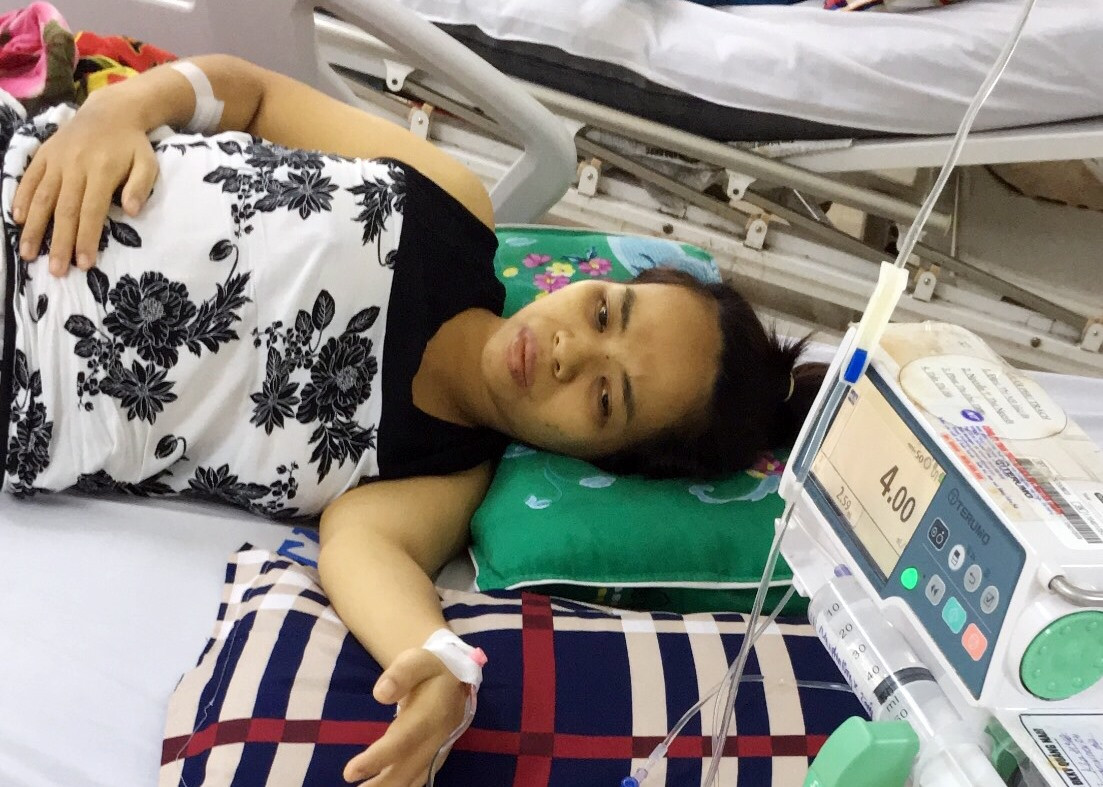 Chị Trần Thị Vĩnh mắc bệnh ung thư dạ dày, đang điều trị tại Bệnh viện Đa khoa khu vực Quảng Nam (đóng tại thị xã Điện Bàn). Ảnh: N.TRANG