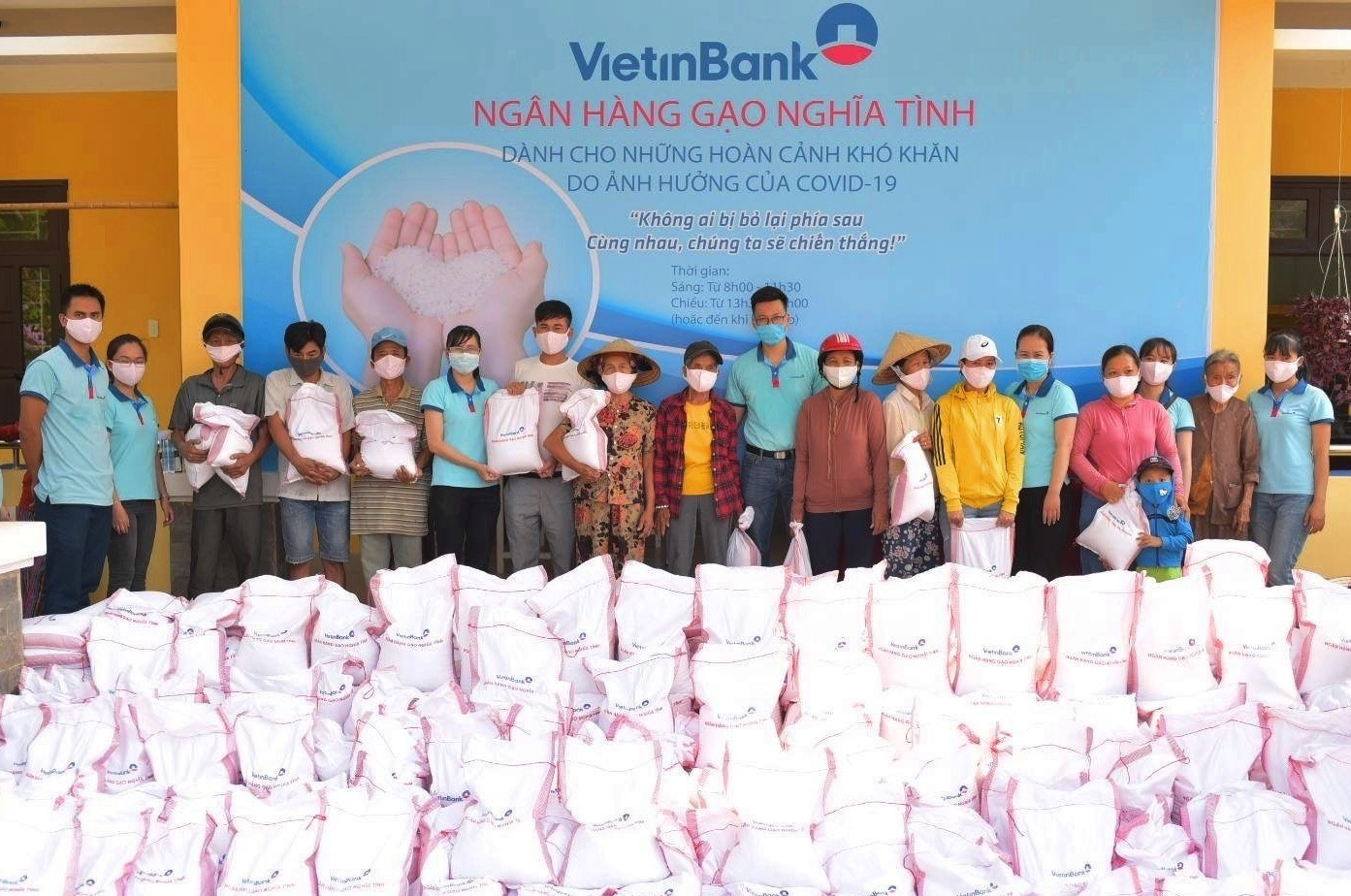 Ngân hàng Viettinbank chi nhánh Hội An tặng gạo cho người dân. Ảnh: T.Đ