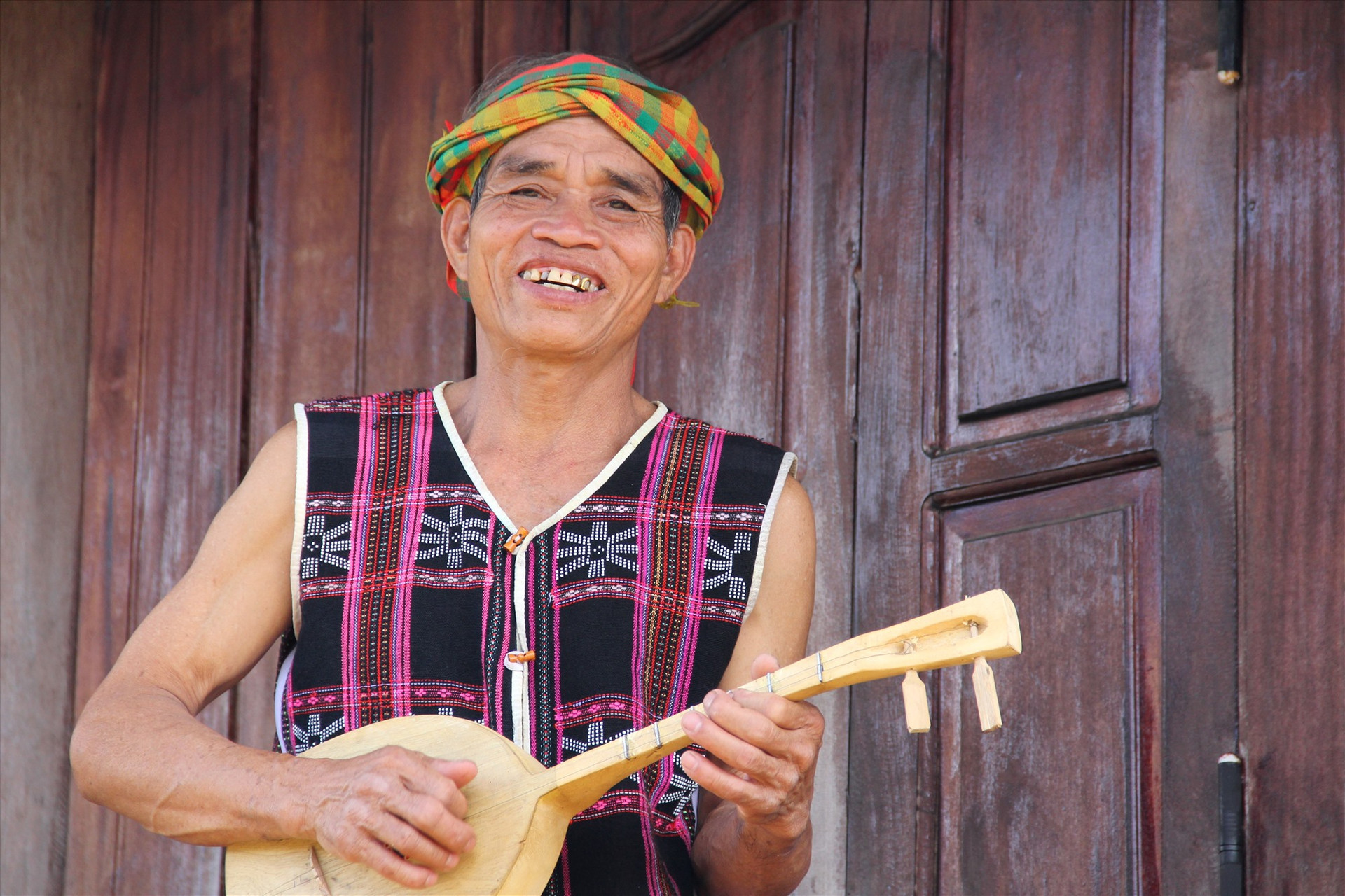 Già làng Clâu Blao - người truyền lửa cho đồng bào Cơ Tu gìn giữ nhạc cụ truyền thống. Ảnh: ALĂNG NGƯỚC