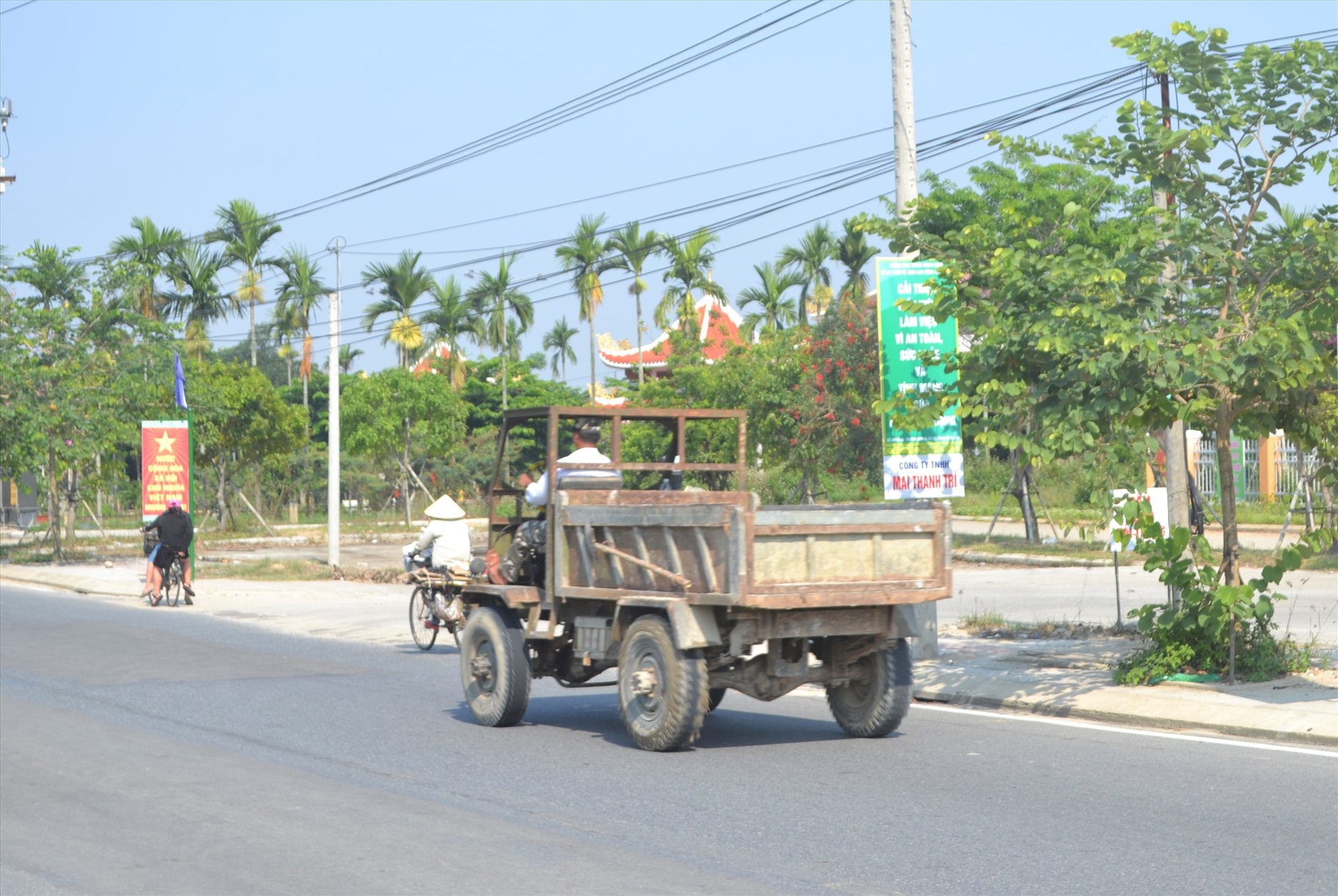 Xe công nông tự chế ngang nhiên hoạt động trên tuyến ĐT609 qua địa phận Điện Bàn. Ảnh: K.K