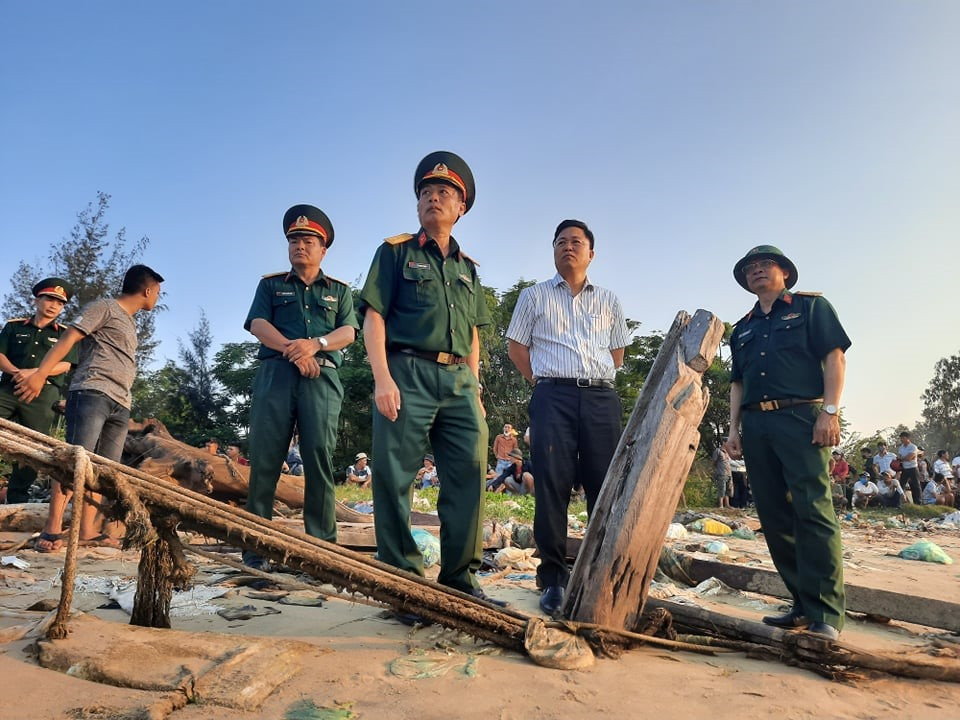 Chủ tịch UBND tỉnh Lê Trí Thanh ngay trong chiều nay đã có mặt tại nơi xảy ra tai nạn để chỉ đạo công tác tìm kiếm nạn nhân.