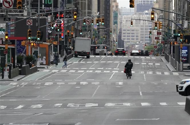 Giao thông thưa thớt tại một tuyến phố ở New York, Mỹ ngày 6/5/2020 do dịch COVID-19. Ảnh: AFP/TTXVN