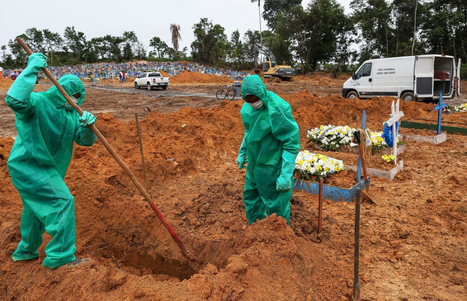 Công nhân nghĩa trang đào mộ chôn nạn nhân tử vong vì COVID-19 tại Manaus, Brazil ngày 6/5/2020. Ảnh: AFP/Getty Images