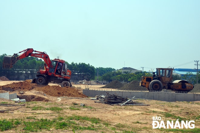 Nhiều cơ sở sản xuất đang thi công hạ tầng nhà xưởng trong khu công nghiệp Hòa Cầm. Ảnh: THÀNH LÂN