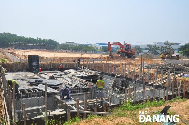 Việc kêu gọi đầu tư vào các khu công nghiệp sẽ góp phần tạo động lực mạnh mẽ cho sự phát triển của thành phố. Trong ảnh: Các đơn vị đang triển khai thi công xây dựng hạ tầng nhà xưởng trong Khu công nghiệp Hòa Cầm. Ảnh: PHƯƠNG UYÊN