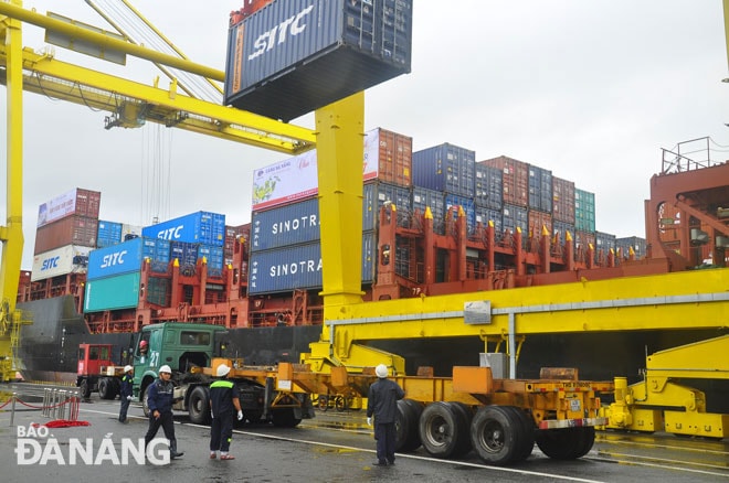 Bốc xếp hàng ỏ cảng Tiên Sa. Ảnh: PHƯƠNG UYÊN
