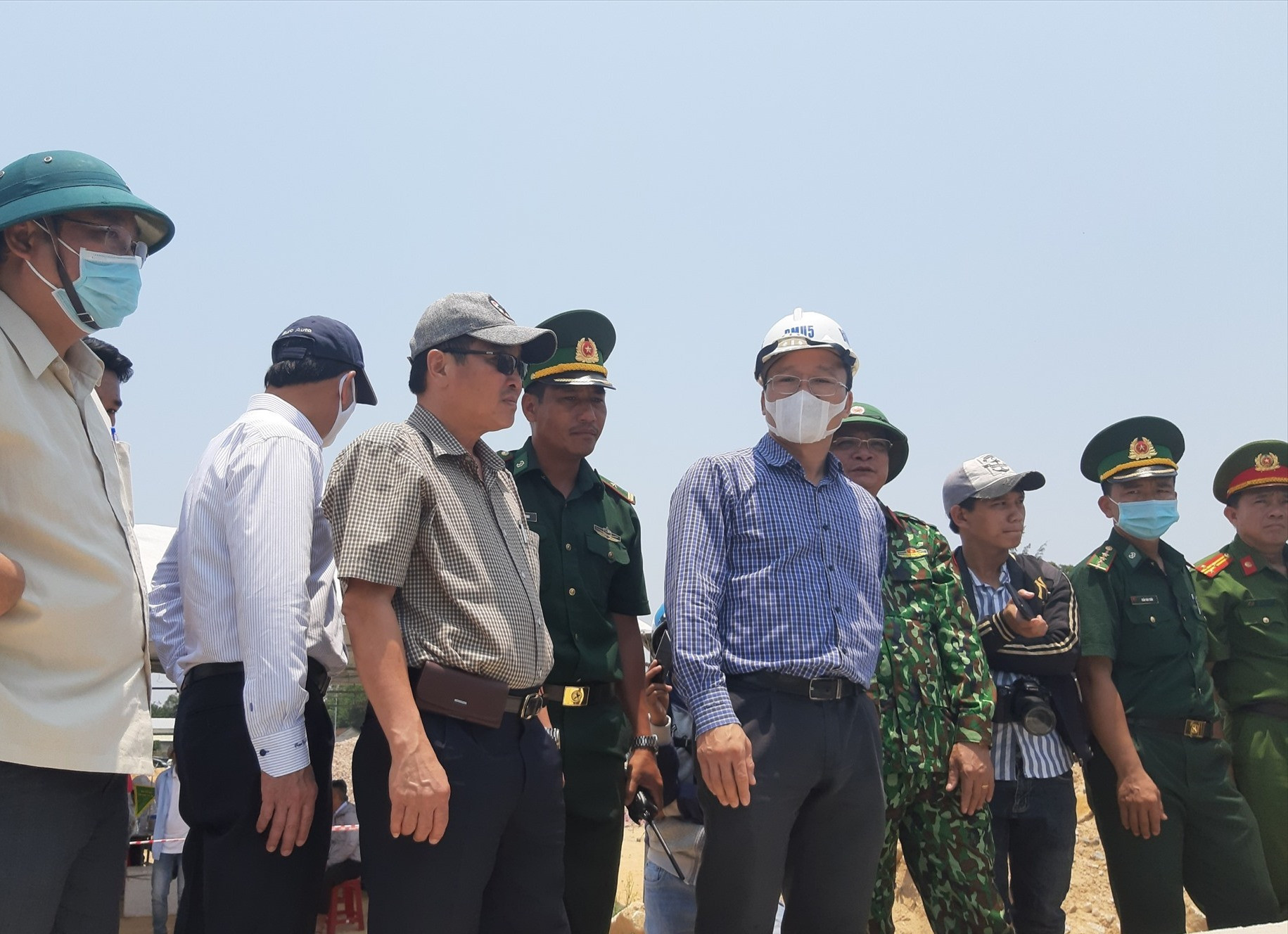 Ông Khuất Việt Hùng cùng đoàn công tác Uỷ ban ATGT quốc gia kiểm tra tại hiện trường xảy ra vụ chìm ghe. Ảnh: S.T