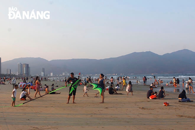 Khu vực bờ cát biển diễn ra nhiều hoạt động sôi nổi thu hút cả trẻ em và người lớn. Ảnh XUÂN DŨNG
