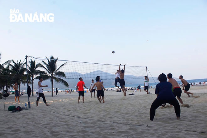 Bên cạnh xuống biển 