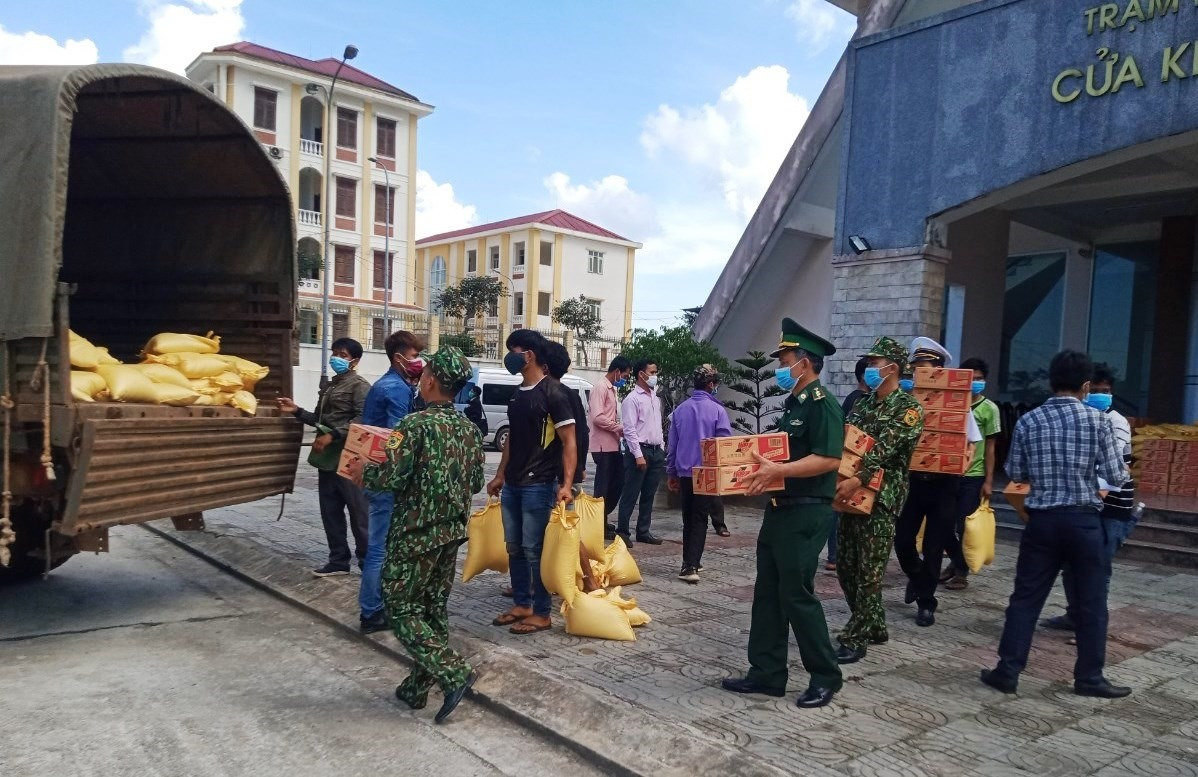 BĐBP Quảng Nam tặng 4 tấn gạo và 200 thùng mỳ tôm cho nhân dân huyện Đắc Chưng, tỉnh Sê Kông (Lào). Ảnh: Hồng Anh