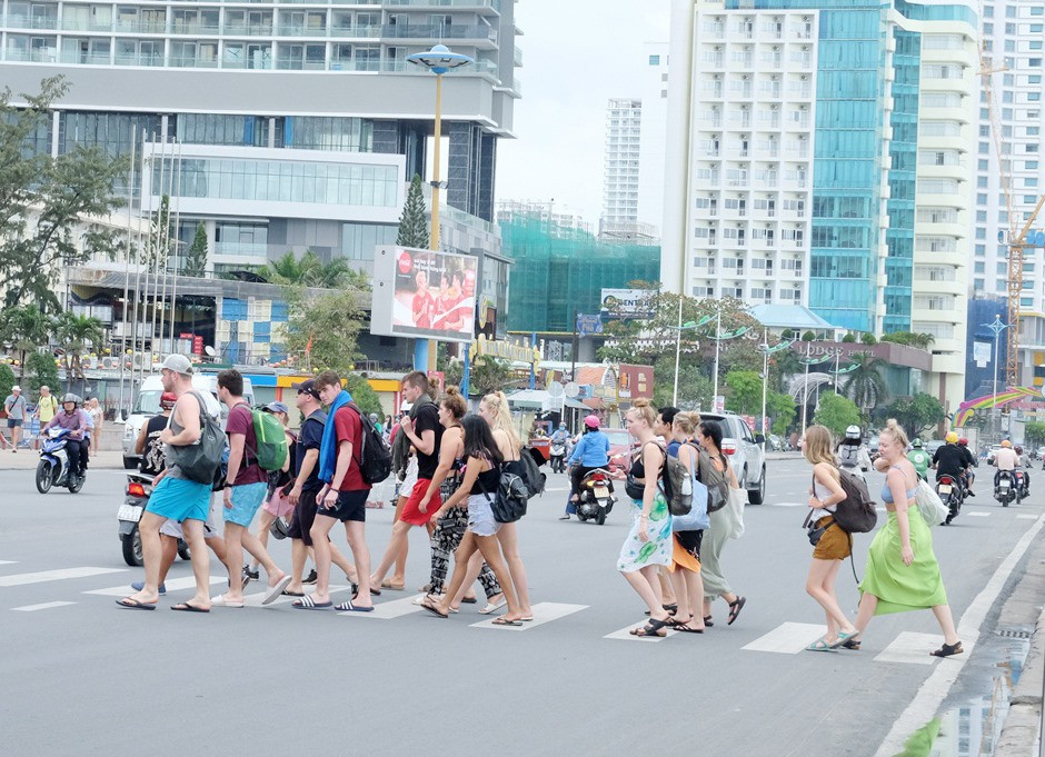 Du khách Nga trên đường phố Nha Trang sau khi có lệnh giãn cách xã hội . Ảnh: CÔNG THI