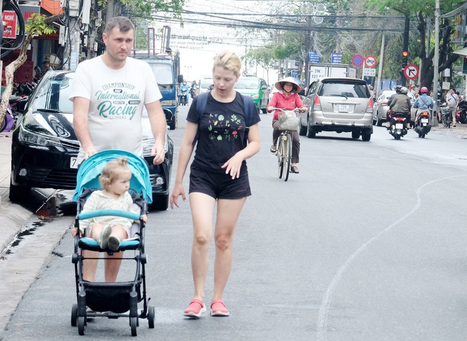 Một gia đình người Nga trên đường phố Nha Trang. Ảnh: CÔNG THI