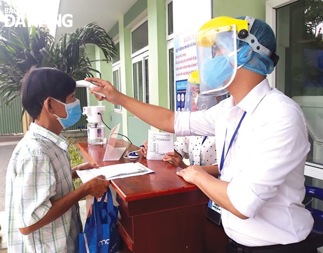 Các cơ sở y tế không lơ là, chủ quan các biện pháp phòng, chống Covid-19 khi số bệnh nhân đến khám, điều trị tăng lên. Ảnh: PHAN CHUNG