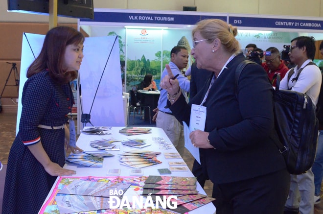 Các ấn phẩm, cẩm nang du lịch được sử dụng trong các hoạt động xúc tiến, quảng bá du lịch. TRONG ẢNH: Sở Du lịch thành phố xúc tiến du lịch tại thị trường Campuchia, tháng 10-2019.               Ảnh: HÀ KHUÊ