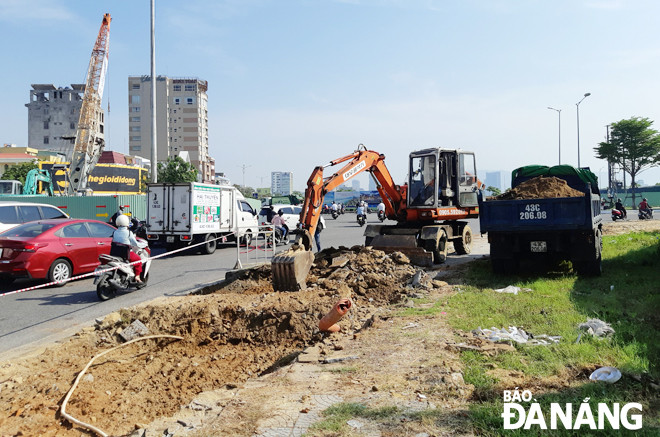 Dự án cải tạo cụm nút giao thông phía tây cầu Trần Thị Lý là công trình động lực, trọng điểm, góp phần phát triển kinh tế - xã hội thành phố.   Trong ảnh: Các đơn vị đang thi công hạng mục mặt đường của dự án cải tạo cụm nút phía tây cầu Trần Thị Lý.Ảnh: THÀNH LÂN
