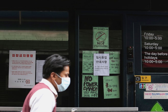 Thông báo được niêm yết ở cửa các hộp đêm đang đóng cửa tại thủ đô Seoul. Ảnh: AP