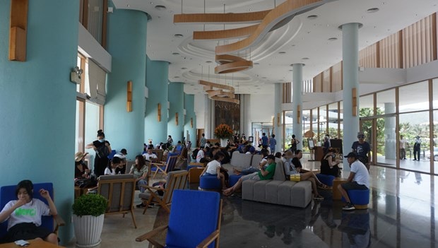 Khách lẻ đi du lịch chờ check-in khách sạn tại Quy Nhơn dịp lễ 30/4 vừa qua. (Ảnh: CTV/Vietnam+)