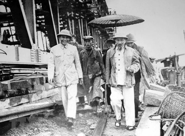  Bác Hồ thăm công trường khôi phục cầu Việt Trì, ngày mùng 1 Tết Bính Thân (12/2/1956). (Nguồn: Tư liệu/TTXVN)