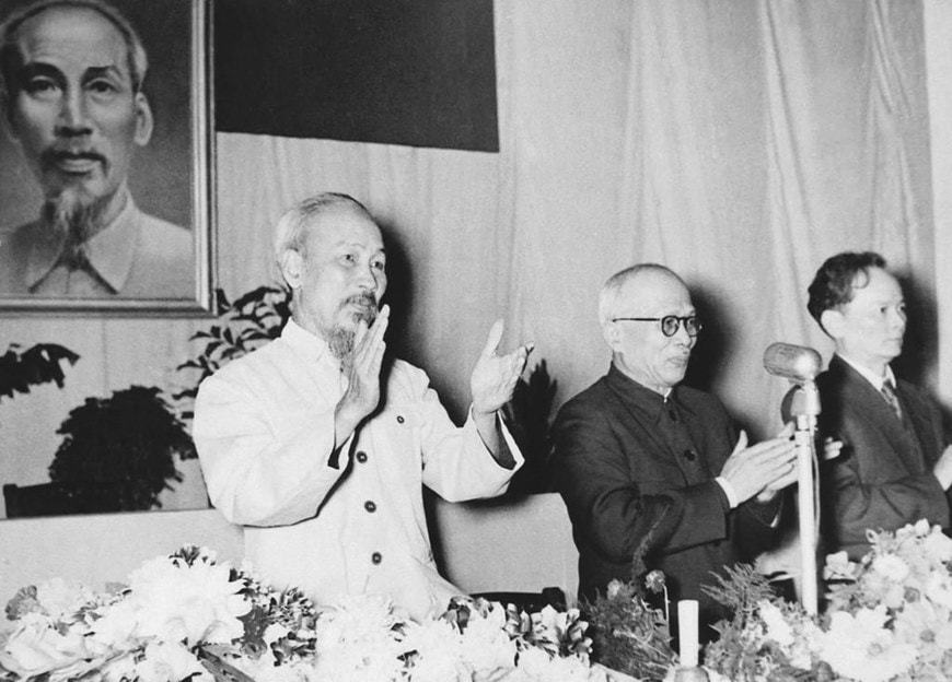 Quốc hội khóa I, kỳ họp thứ VI quyết định sửa đổi Hiến pháp ban hành năm 1946 và nhất trí bầu Chủ tịch Hồ Chí Minh làm Trưởng ban sửa đổi Hiến pháp (29/12/1956). (Ảnh: Tư liệu/TTXVN)