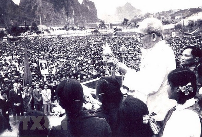  Bác Hồ nói chuyện với nhân dân thị xã Hòn Gai (nay là thành phố Hạ Long) trong lần thứ hai về thăm Quảng Ninh, ngày 4/10/1957. Tại đây, Bác nói: Cán bộ Đảng, cán bộ chính quyền không phải làm quan cách mạng ăn trên ngồi trốc. Cán bộ Đảng cũng như cán bộ chính quyền, ngay cả Bác là cán bộ cao nhất đều là đầy tớ của nhân dân, phải hết sức phục vụ nhân dân, phải cần, kiệm, liêm, chính. Muốn thế phải gần gũi nhân dân, khuyến khích nhân dân, lãnh đạo nhân dân. (Ảnh: Tư liệu/TTXVN)