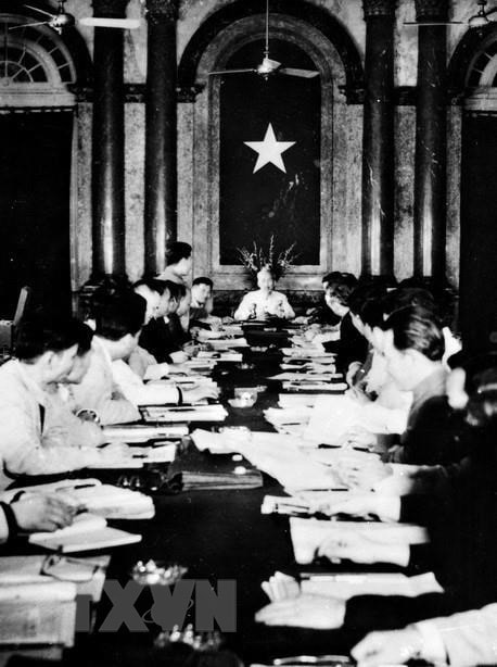 Ngày 3/12/1957, Chủ tịch Hồ Chí Minh chủ toạ phiên họp cuối năm của Hội đồng Chính phủ bàn việc tổng kết kế hoạch 1957 và kế hoạch 3 năm (1958-1960), (Ảnh: TTXVN)