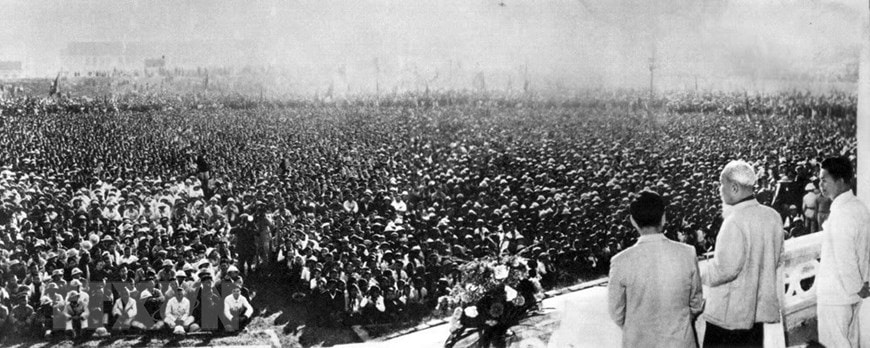  Bác Hồ nói chuyện với công nhân Nhà máy cơ khí Duyên Hải (Hải Phòng), ngày 16/3/1961. (Ảnh: Tư liệu/TTXVN)