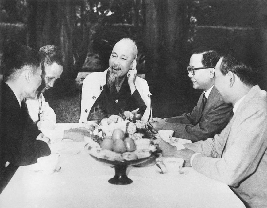 Tại Đại hội lần thứ III những người viết báo Việt Nam, Chủ tịch Hồ Chí Minh căn dặn: Cán bộ báo chí cũng là chiến sỹ cách mạng. Cây bút, trang giấy là vũ khí sắc bén (8/9/1962). (Ảnh: Tư liệu/TTXVN)