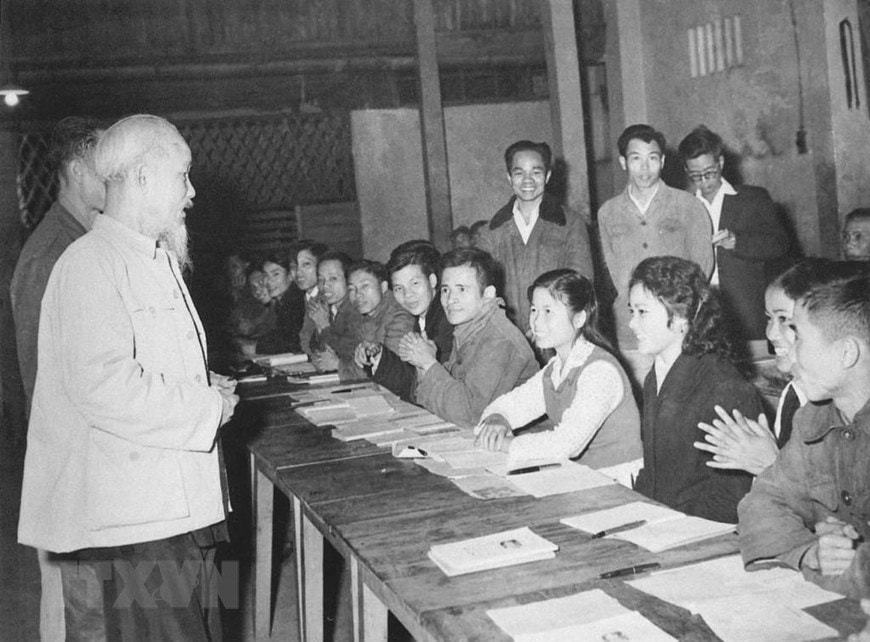  Để đưa miền Bắc tiến lên chủ nghĩa xã hội, là hậu phương lớn cho cuộc đấu tranh giải phóng miền Nam, Chủ tịch Hồ Chí Minh nhấn mạnh đến vai trò và tầm quan trọng của việc xây dựng và bồi dưỡng con người mới xã hội chủ nghĩa. Trong ảnh: Chủ tịch Hồ Chí Minh thăm lớp học bổ túc văn hóa và kỹ thuật buổi tối của công nhân Nhà máy ôtô “1-5”, lá cờ đầu của phong trào bổ túc văn hóa ngành Công nghiệp Hà Nội (19/12/1963). (Ảnh: Tư liệu TTXVN)