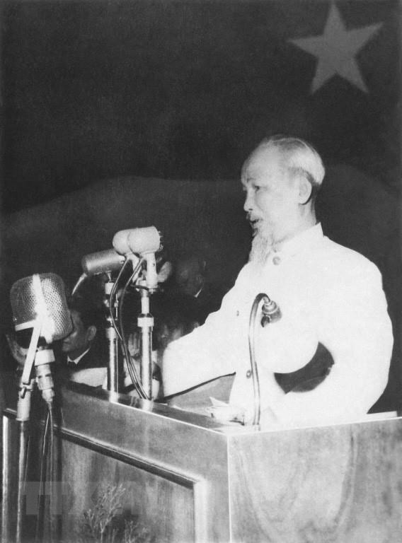  Tại Hội nghị Chính trị đặc biệt ngày 27/3/1964, Người kêu gọi đồng bào miền Bắc thi đua: Mỗi người làm việc bằng hai để đền đáp lại cho đồng bào miền Nam ruột thịt. (Ảnh: Tư liệu TTXVN)