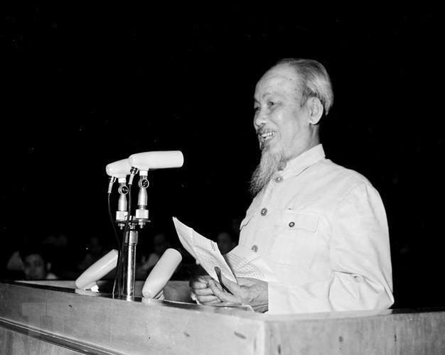  Chủ tịch Hồ Chí Minh phát biểu trong phiên khai mạc kỳ họp thứ 2, Quốc hội khóa III, ngày 7/4/1965. (Nguồn: TTXVN)