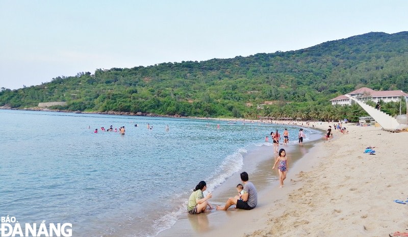 Ngành du lịch thành phố sẽ triển khai các giải pháp kích cầu du lịch, truyền thông và định hướng thị trường phù hợp để thu hút khách. Trong ảnh: Người dân địa phương và du khách vui cơi, tắm biển tại bãi biển Tiên Sa (Ảnh chụp chiều 9-5). Ảnh: THU HÀ.