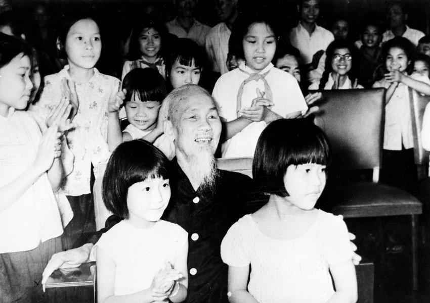  Thiếu nhi Thủ đô quây quần bên Bác Hồ trong dịp Tết thiếu nhi năm 1969 (31/5/1969). (Ảnh: TTXVN)