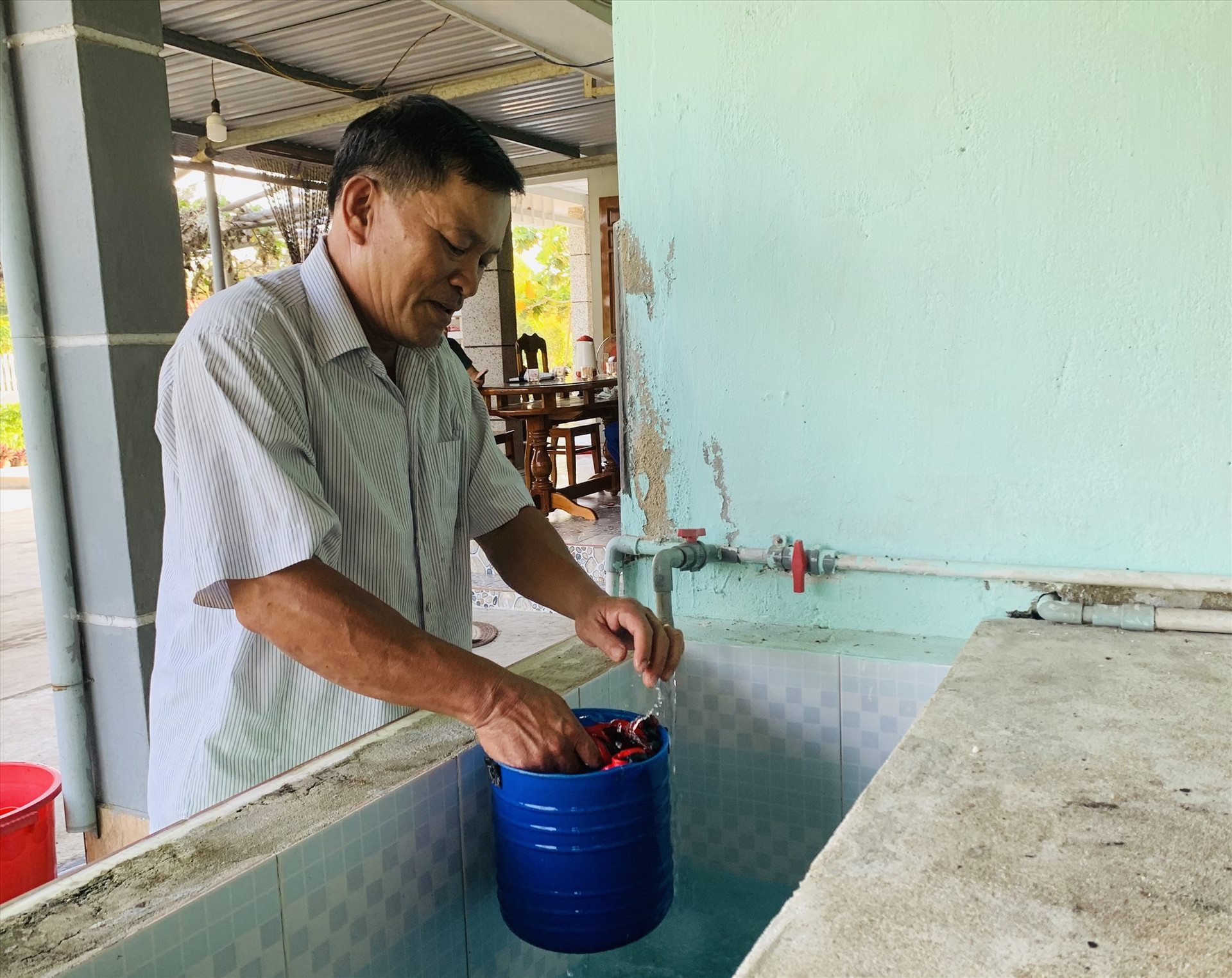 Gia đình ông Thắng đầu tư thêm bể chứa nước sạch trong nhà. Ảnh: PHAN VINH