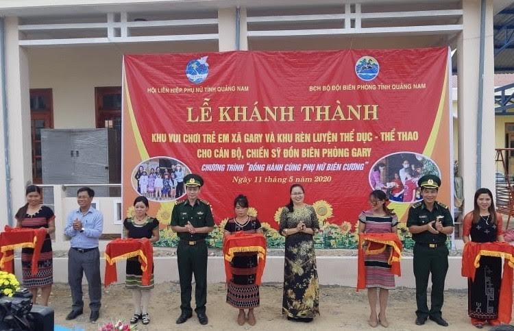 Lãnh đạo Hội LHPN, Biên phòng tỉnh và huyện Tây Giang cắt băng khánh thành 2 công trình. Ảnh: T.H
