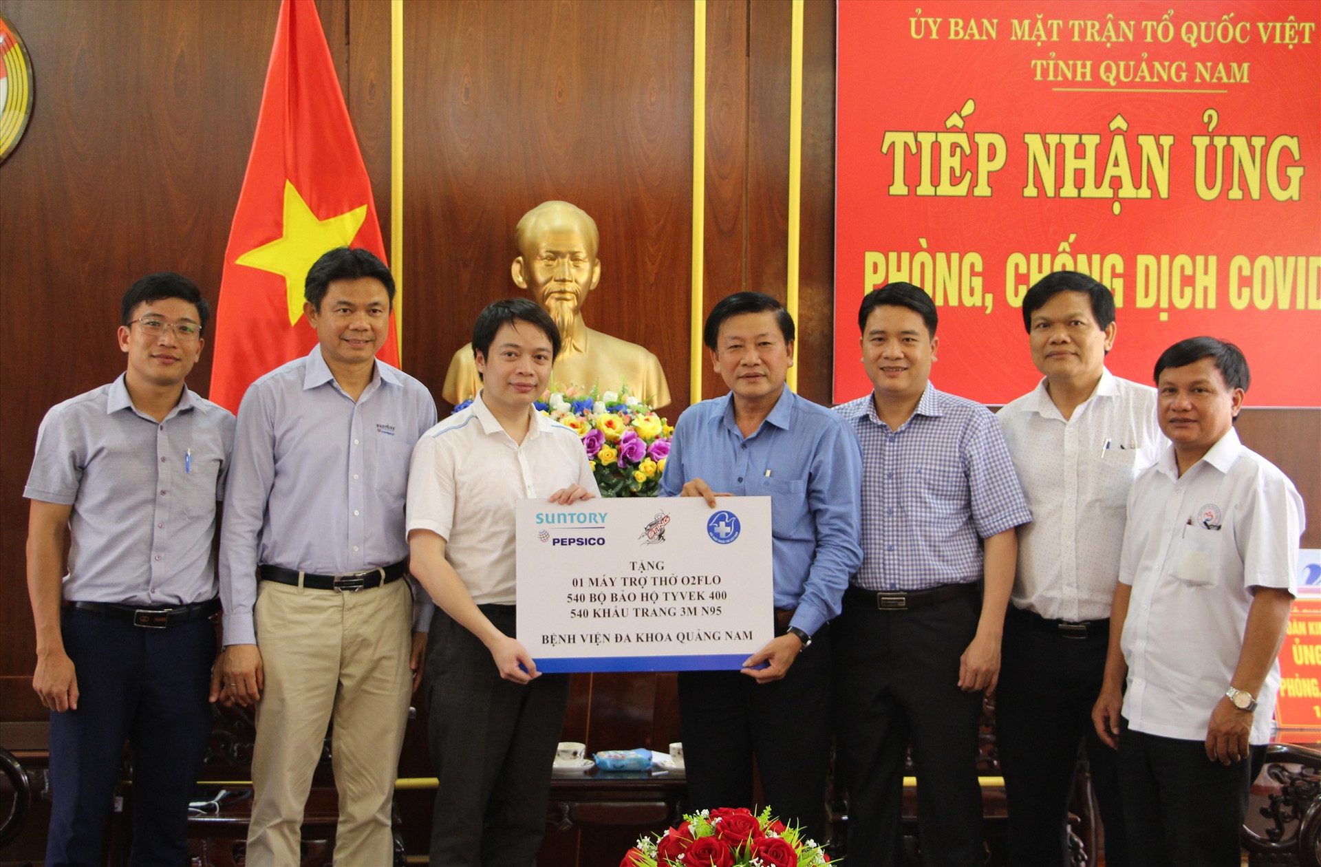 Ủy ban MTTQ Việt Nam tỉnh tiếp nhận nguồn hàng ủng hộ từ Hội Thầy thuốc trẻ Việt Nam. Ảnh: Mặt trận