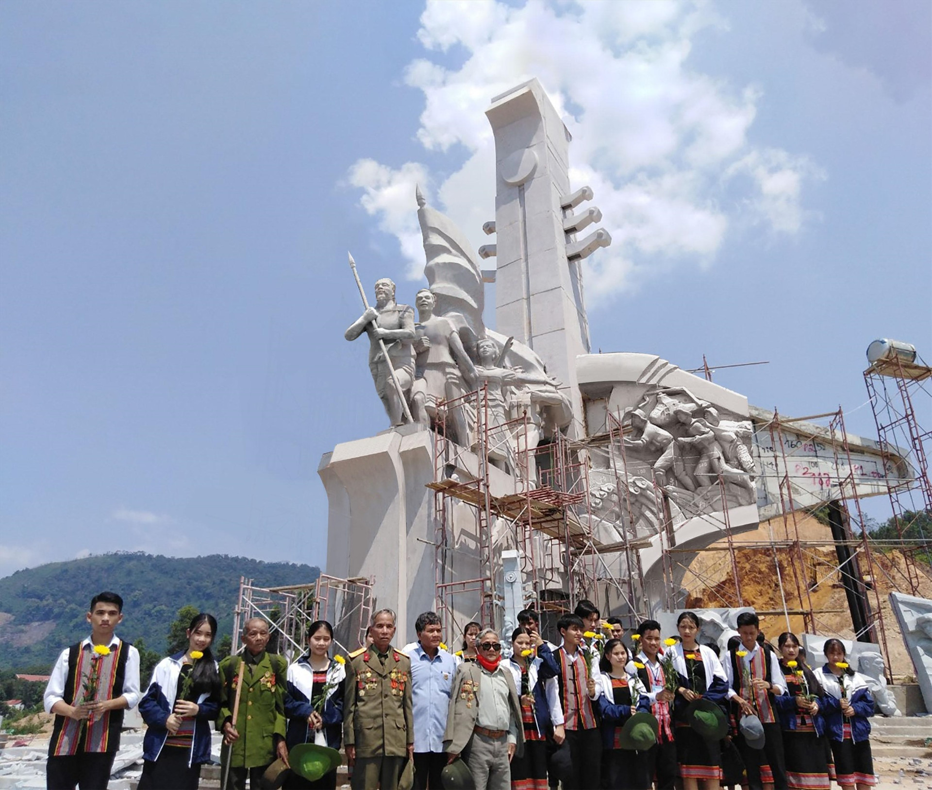 Các cựu chiến binh, già làng, đồng bào cùng học sinh huyện Phước Sơn đến thăm công trình nhân kỷ niệm ngày giải phóng Khâm Đức 12/5/2020.