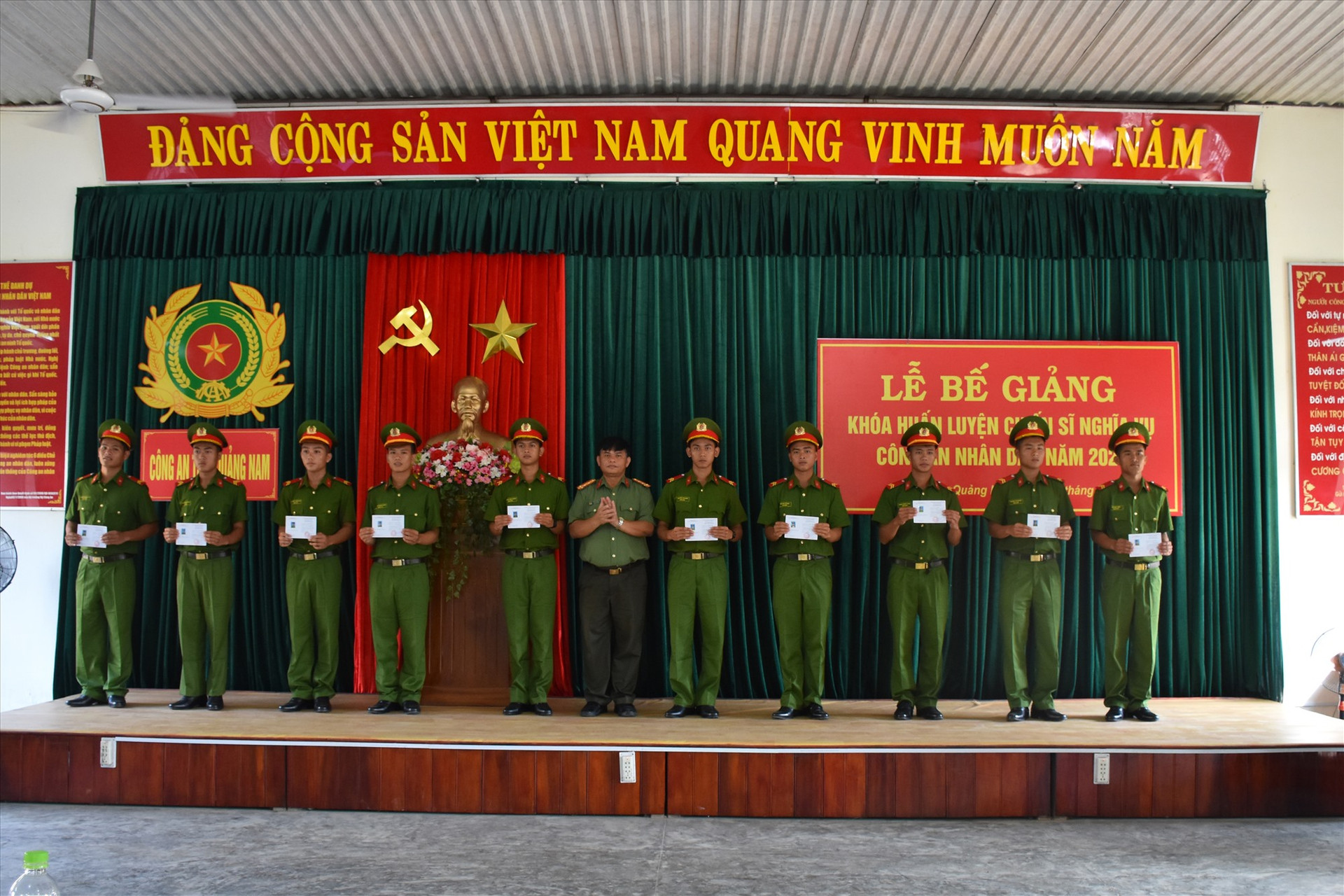 Đại tá Huỳnh Sông Thu - Phó Giám đốc Công an tỉnh trao giấy chứng nhận hoàn thành khóa huấn luyện cho các chiến sĩ nghĩa vụ.