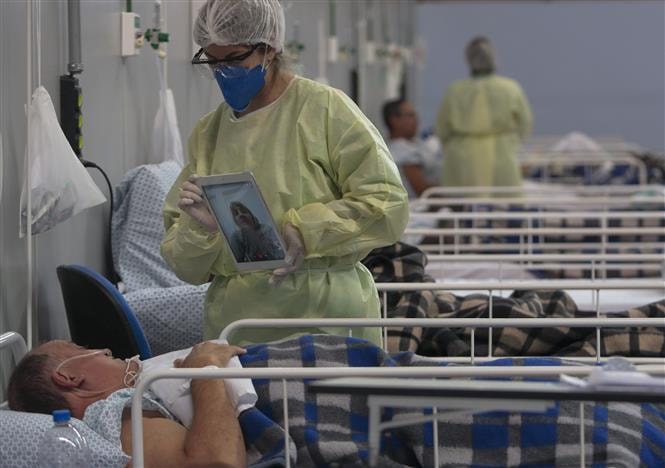 Bệnh nhân nhiễm COVID-19 điều trị tại bệnh viện ở Sao Paulo, Brazil, ngày 11/5/2020. Ảnh: AFP/TTXVN