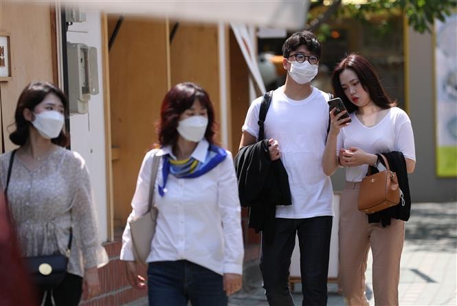 Người dân đeo khẩu trang phòng lây nhiễm COVID-19 tại Seoul, Hàn Quốc, ngày 6/5/2020. Ảnh: THX/ TTXVN